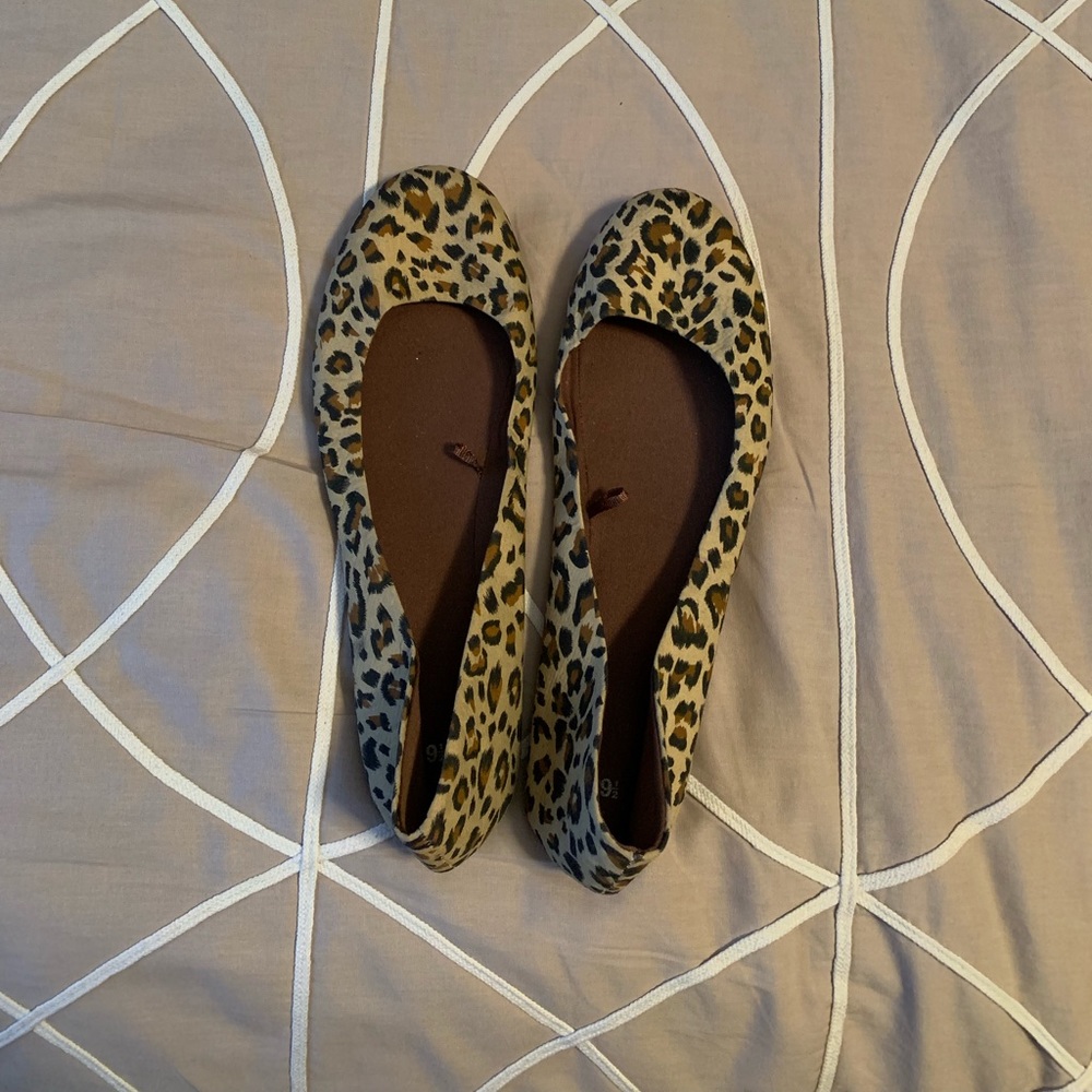 NWOT Women's Printed Slip On Round Toe Loafers